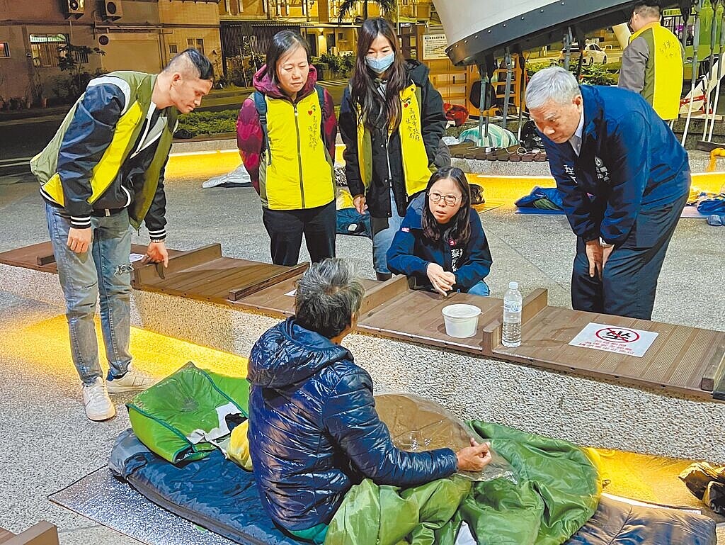 高雄市社會局長蔡宛芬（右二）關心街友露宿並鼓勵至街友中心安置。圖／高雄市社會局提供