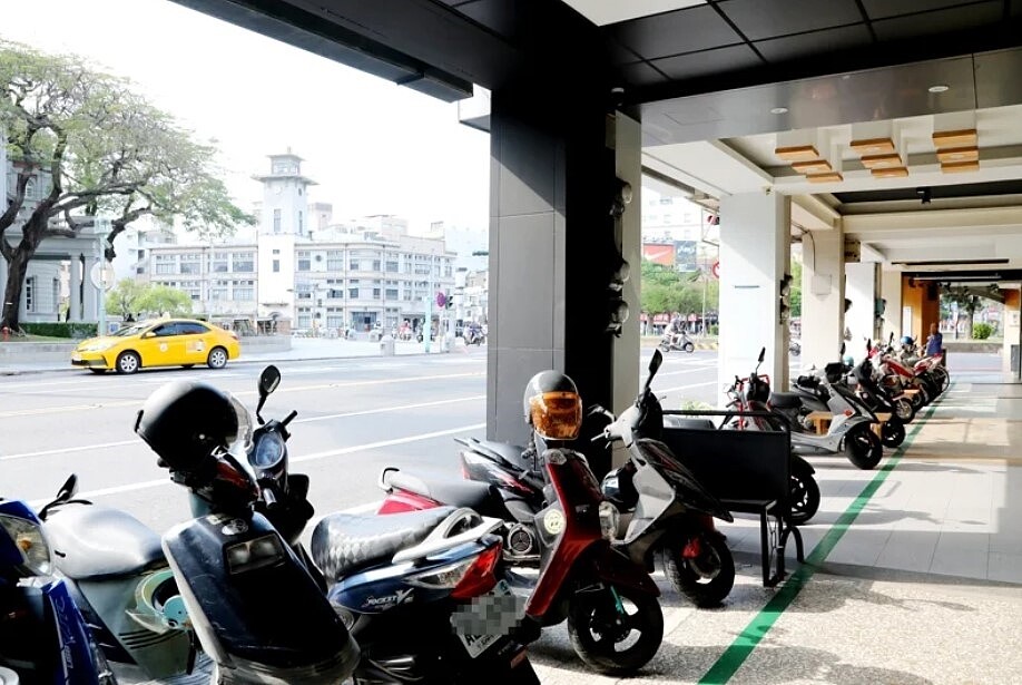 台南市明年1月起開放騎樓停放機慢車,採「原則開放、例外禁止」,交通局昨公開細則。圖/台南市交通局提供