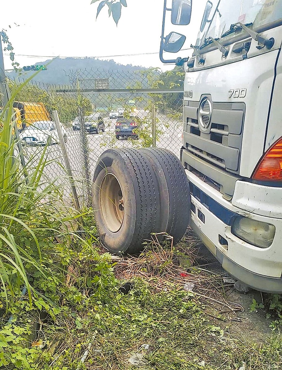 基隆1名阮姓男子3月4日在公司停車場除草被曾姓男子駕駛的大貨車脫落車輪砸中身亡，基隆地方法院審理後，判處曾男有期徒刑6月，緩刑2年。圖為肇事車輪。（讀者提供／徐佑昇基隆傳真）
