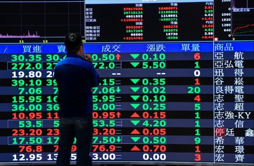 美聯準會(Fed)主席鮑爾釋出「鷹派訊號」,暗示未來降息幅度變小,嚇跑三大法人19日同步賣超台股。聯合報系資料照