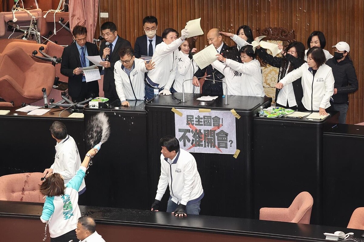 立法院長韓國瑜在國民黨立委保護下進議場開會。圖/聯合報記者葉信菉攝影