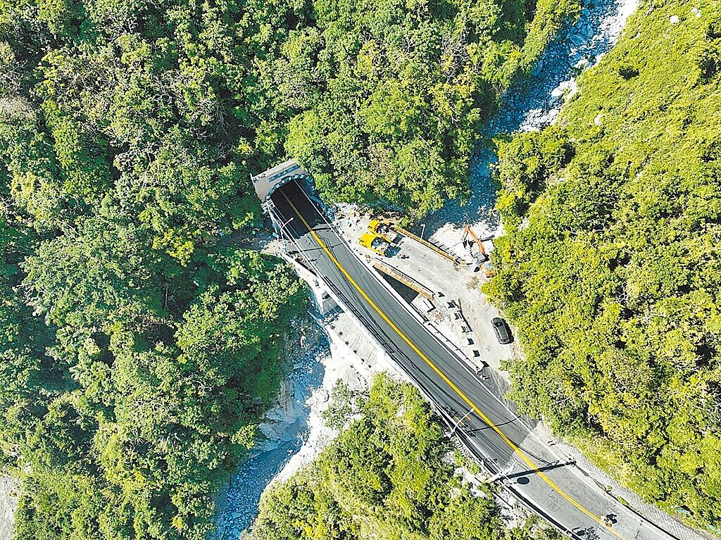 花蓮強震造成台9線蘇花公路下清水橋中斷，經重建於19日晚間通車。圖／公路局提供
