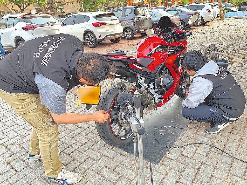 彰化縣環保局日前辦理機車排氣管噪音自主認證檢測。圖/彰化縣政府提供