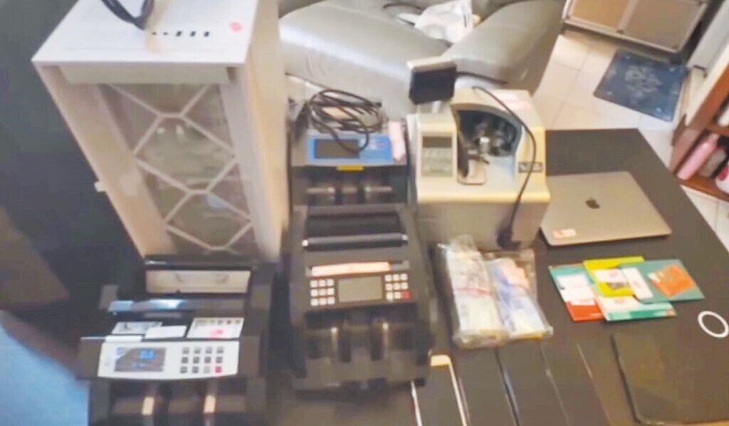 刑事局偵辦詐欺案件,警方於高雄市三民區古姓犯嫌租屋處逮人,查獲現金、存簿等證物。圖/警方提供