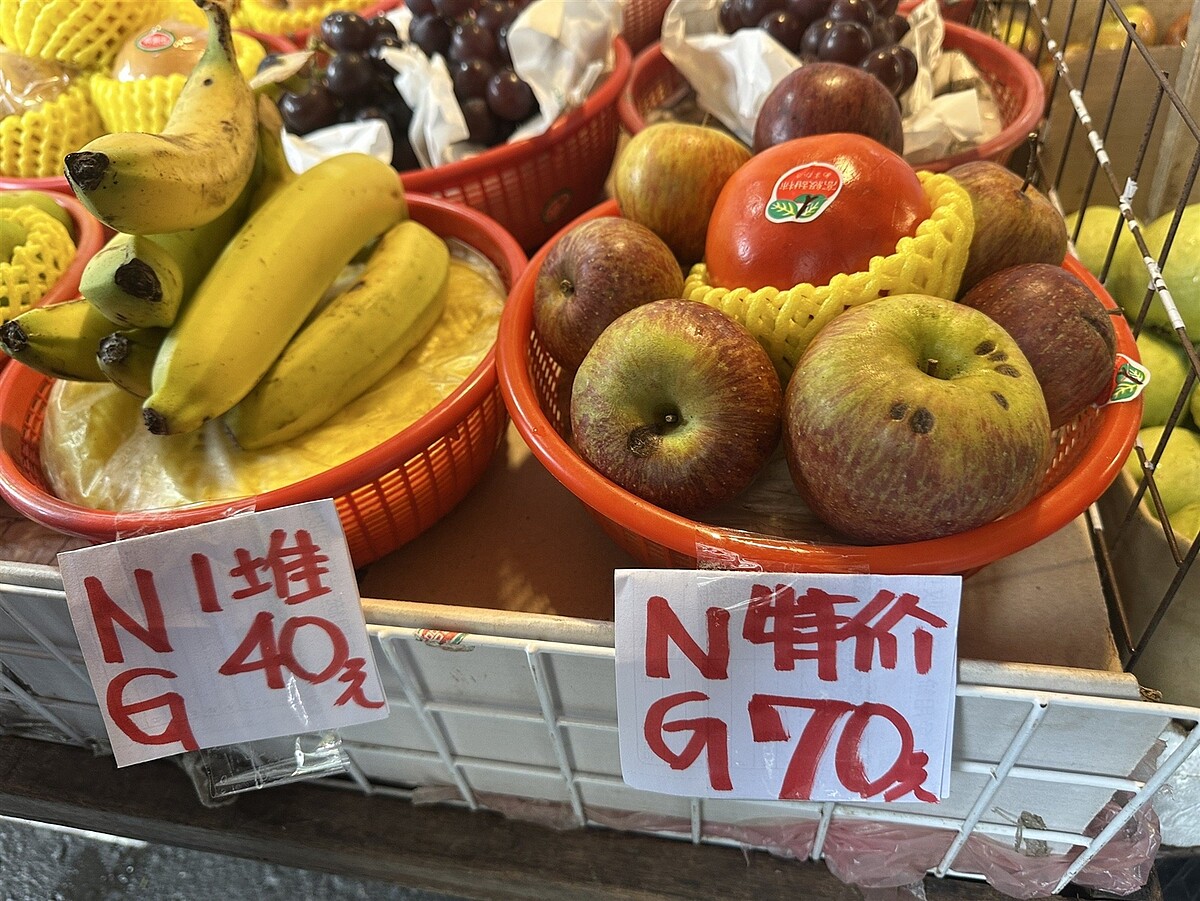 有民眾向北市法務局檢舉,東湖市場有一攤水果攤販賣廚餘級爛水果,消保官前往稽查。圖/北市法務局提供