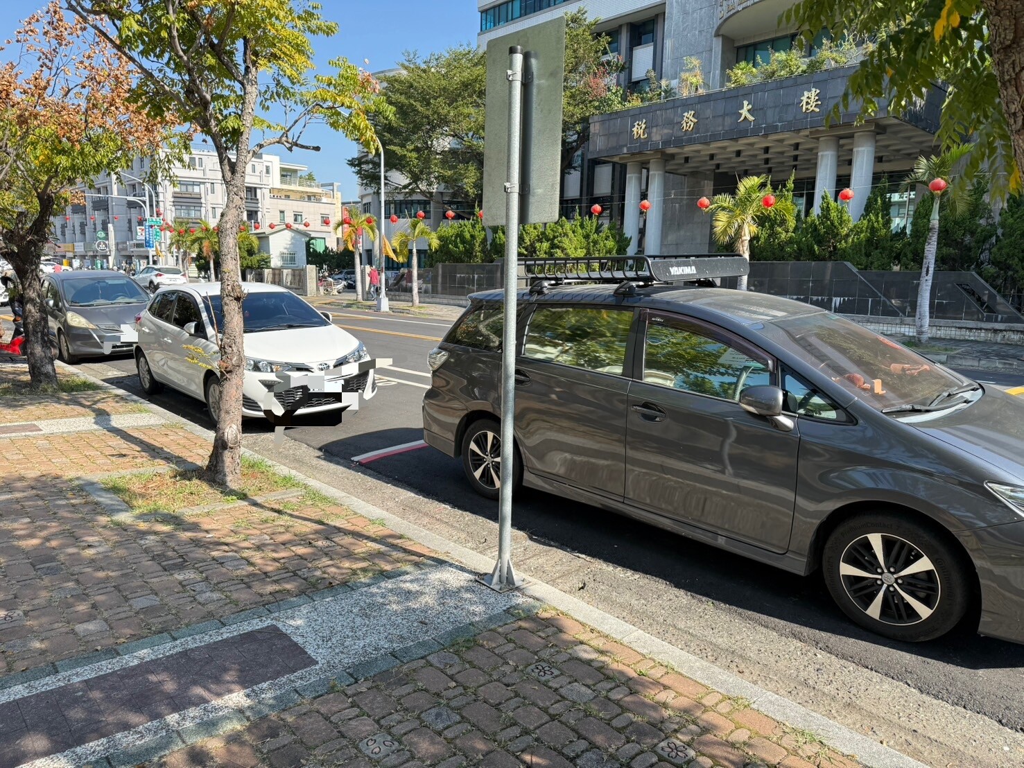 警方指出，如果要路邊停車，要先打方向燈，若需要倒車則是要打倒車燈，都是確保後方人車安全。聯合報系資料照／記者陳雅玲攝影 