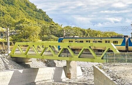 
台鐵北迴線小清水溪橋西正線21日通車，一旁東正線（靠海），明年端午節過後也將改建。（王志偉攝）
