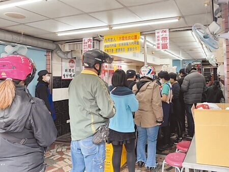 
三重知名鴨肉羹店傳冷凍包品質疑雲，21日中午店面現場人潮絲毫未減。（張鎧乙攝）
