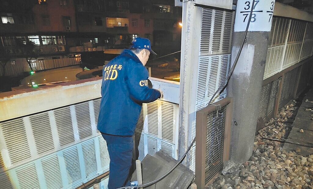 桃園市48歲梁姓男子在台鐵浮洲站臥軌，大難不死自行翻牆離開，不知情的警、消人員還在現場搜尋。圖／鐵路警察局提供