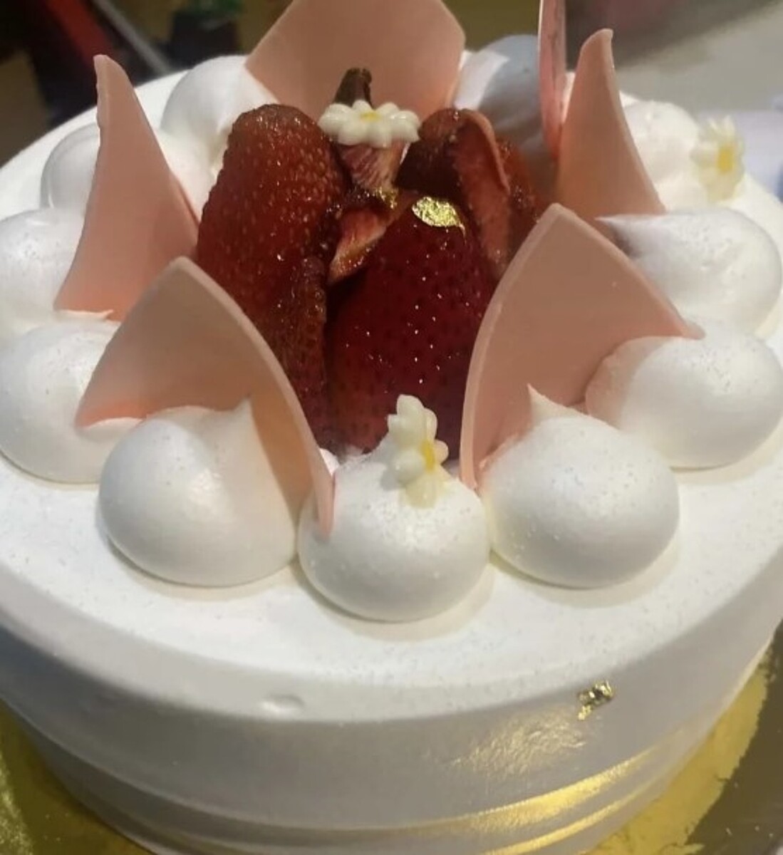 網友到高雄在地連鎖麵包店購買草莓蛋糕,草莓內層發霉腐爛。圖/記者郭韋綺翻攝