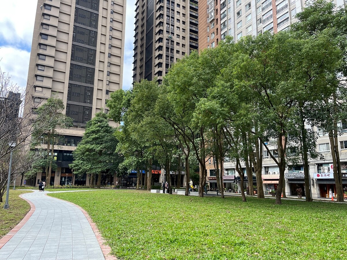 新北市新工處將原閒置的車站用地變身為以綠美化為主軸的三峽北大特區「草地公園」,結合景觀與休憩設施,營造友善步行空間。圖/新北市新工處提供