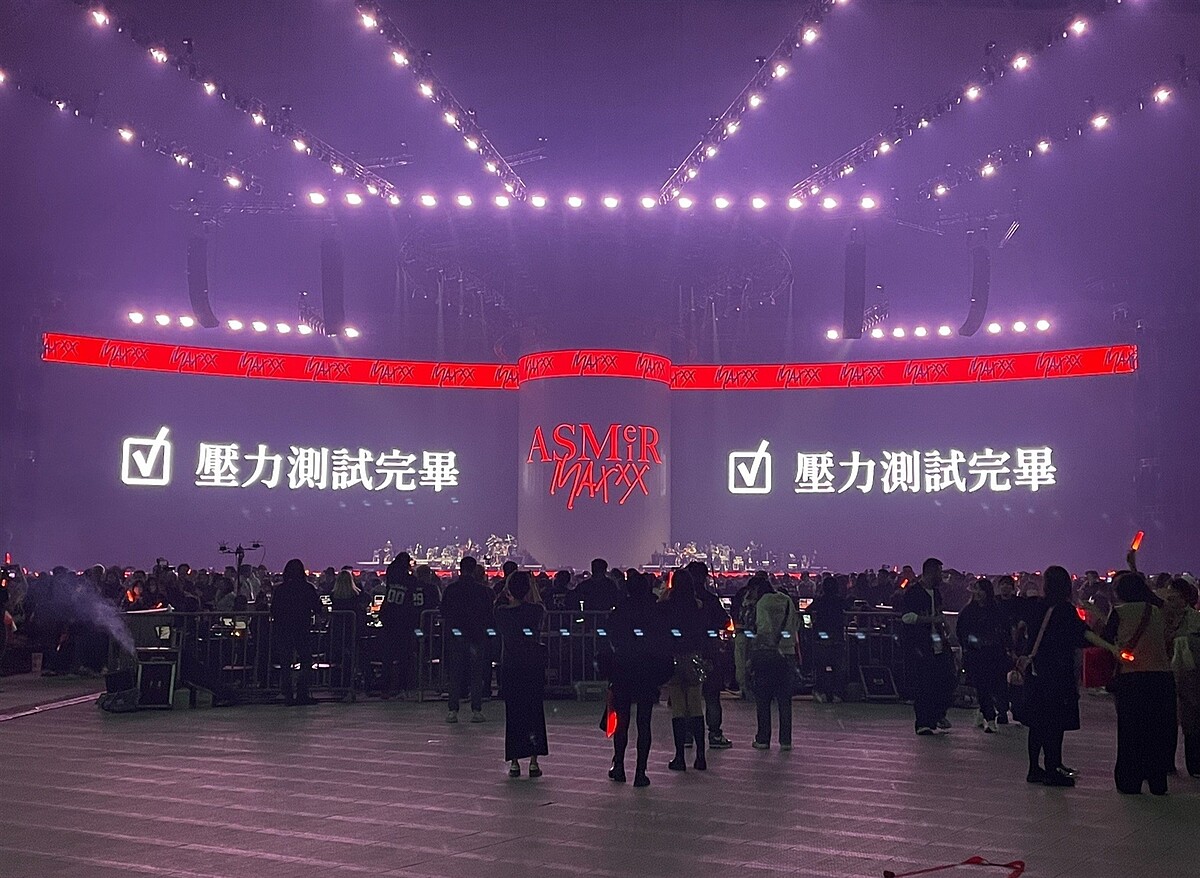 天后張惠妹21日晚間首登台北大巨蛋開唱,壓軸曲「三天三夜」嗨跳,周邊居民抱怨,家裡燈飾、大門、電梯都在震 。體育局要求遠雄依承諾監測、改善。圖/讀者提供