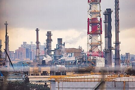 碳費明年開徵,鋼鐵、石化業卻難減碳。圖為台灣中油股份有限公司煉製事業部桃園煉油廠。(本報資料照片)
