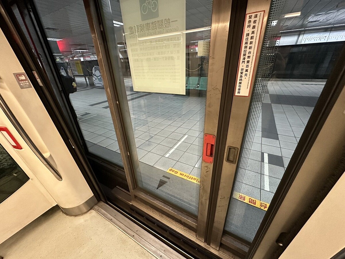 高雄捷運列車今天上午10時許，抵達凹子底站時列車門開啟，但外側的月台門仍處於關閉狀態。圖／讀者提供