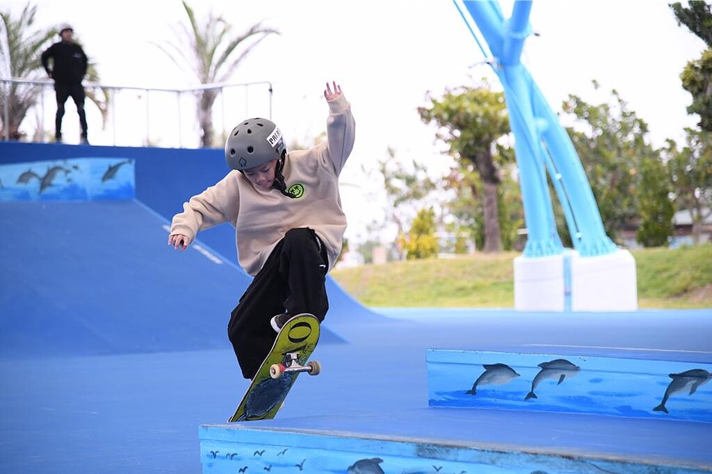 花蓮縣政府3月斥資1.24億元優化花蓮太平洋公園極限運動場設施,並建置具「海洋意象」薄膜頂棚,歷經9個月的工程,全新的運動場域今天正式啟用。(花蓮縣政府提供/羅亦晽花蓮傳真)