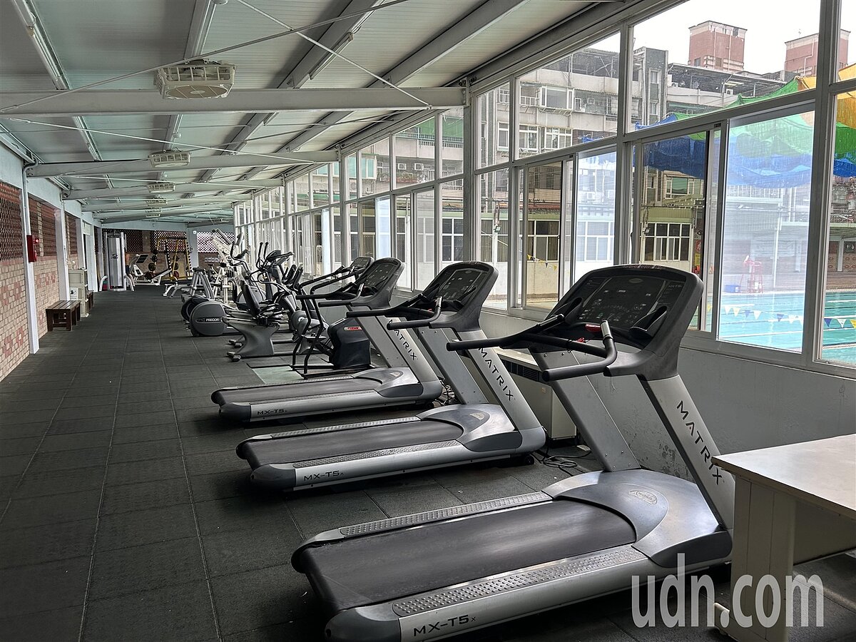 新北體育局規畫在安坑設置運動中心,不過建設土地不好找,規畫先設置小型運動中心。圖為新店建國游泳池室內健身空間。記者李成蔭/攝影