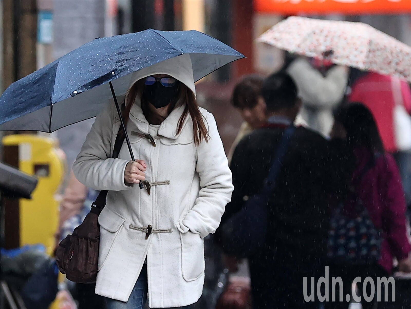 南方雲系北移水氣多，全台有雨，北部氣溫略為回升，中南部溫度下降，相當濕冷，要注意保暖。聯合報系資料照片 