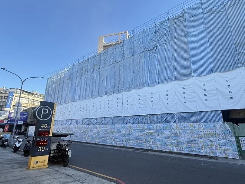 桃園新民大樓內原設有街友臨時置物區,但因大樓拆除,市府重新尋找地點面臨困難。圖/市府提供