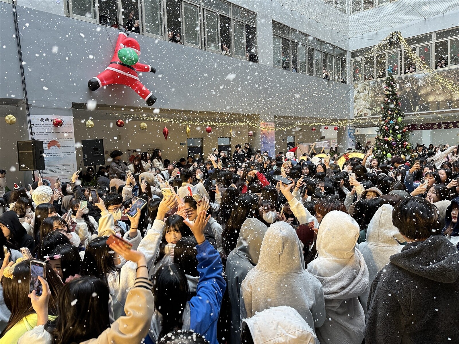 尾聲安排了眾所期待的灑雪活動，讓現場歡樂滿分。圖：新生醫專提供