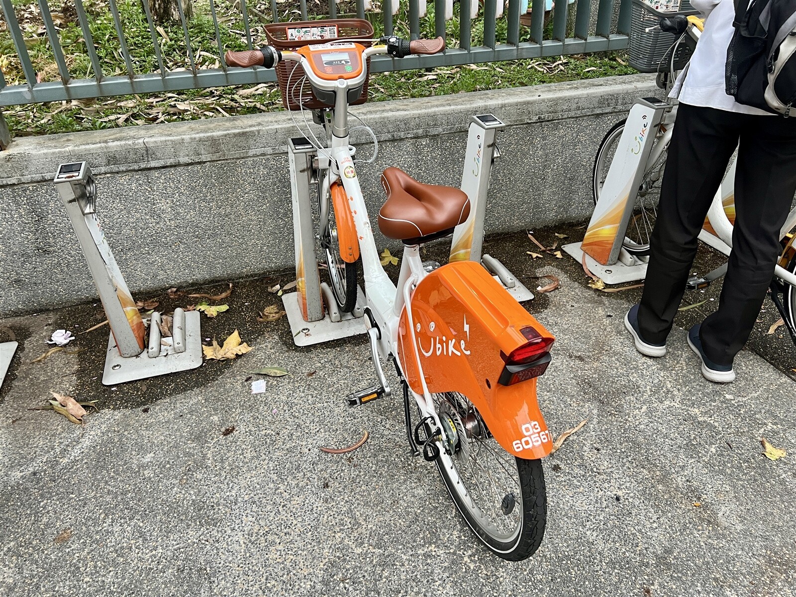 因YouBike2.0Ｅ無30分免費，加上1200都會通不適用，許多通勤站點2.0E要出錢很難租，反倒占用柱樁，讓2.0無車可借，並批1200都會通不含2.0E政策半套。本報資料照片 