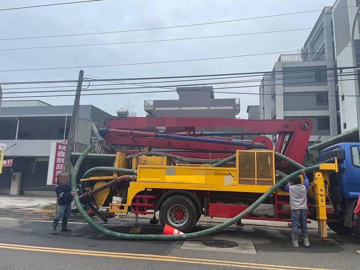 桃園觀音長興路一處工地今中午發生一名男工人駕駛水泥壓送車操作管子回收水泥，不慎勾到電線桿電線觸電。