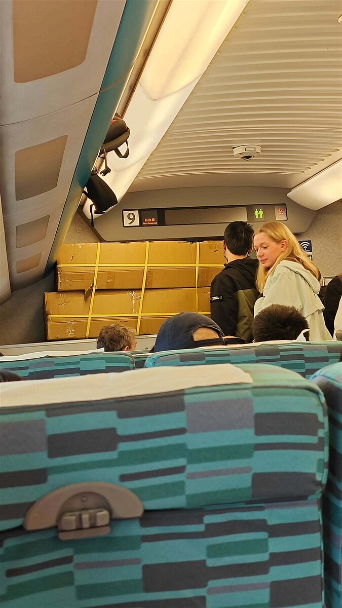 時小姐日前搭乘高鐵時,發現有人攜帶的大型行李幾乎把出入口的門堵住,除不利民眾上下車,也有安全逃生的疑慮。圖/乘客時小姐授權提供