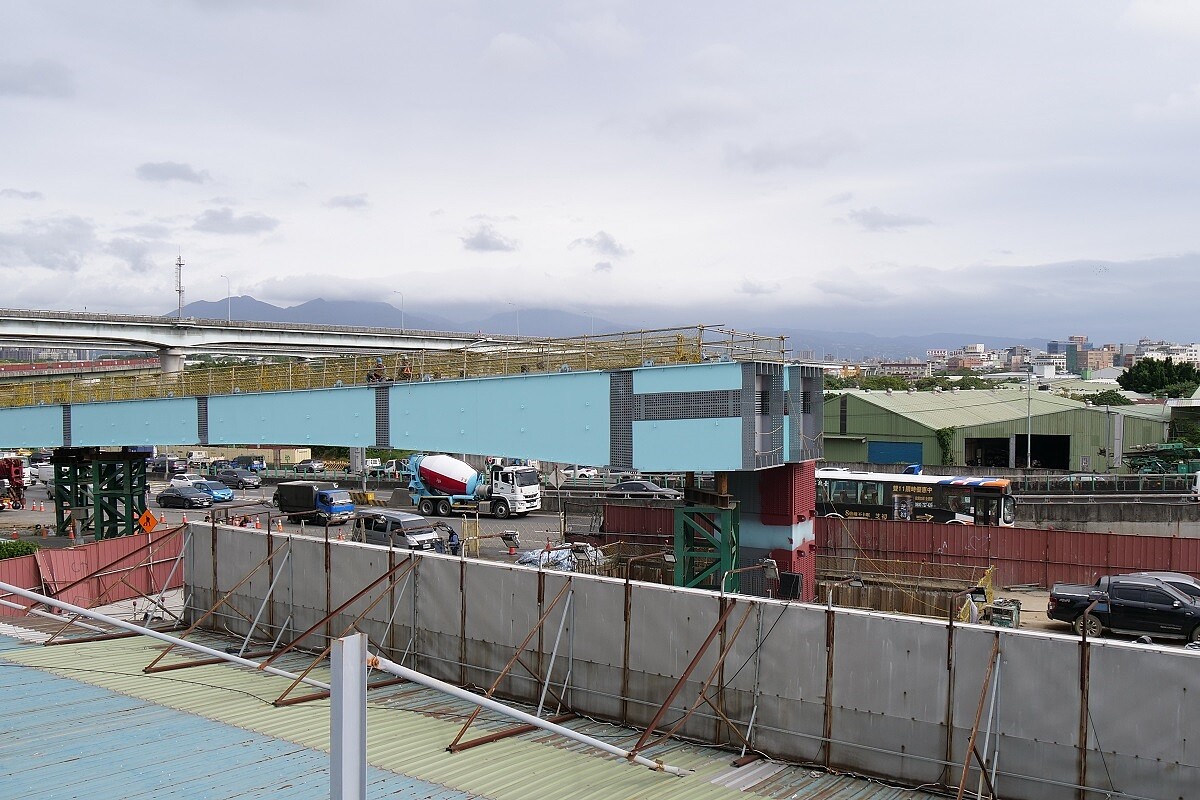 國道1號五股交流道增設北入北出匝道改善工程目前進度超前。圖/新北市府提供