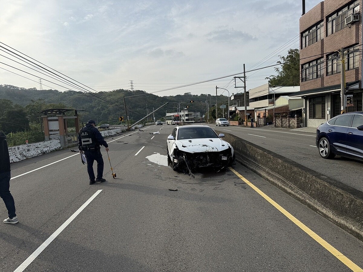 苗栗市至公路柑園路段22日發生轎車自撞路旁電線桿意外，車子毀損、電桿斷裂，許姓駕駛沒有受傷。圖／民眾提供