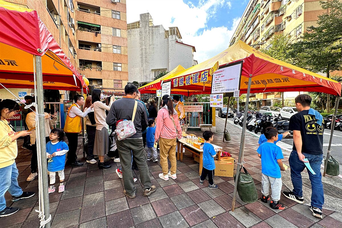 ▼永慶房屋在幼兒園外設立攤位遊戲，準備豐富獎品，讓親子運動會更加熱鬧。
