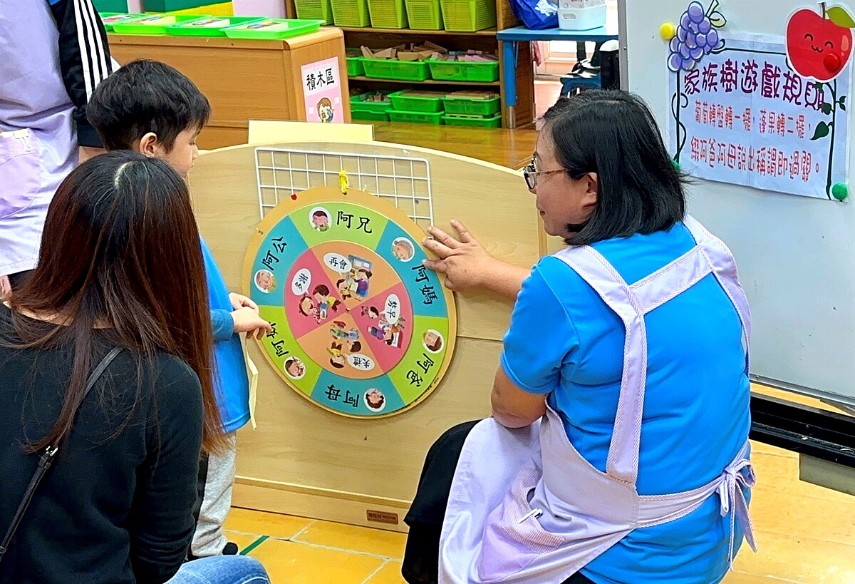 ▼臺北市內湖區康寧非營利幼兒園親子運動會，設置「閩南語轉盤闖關活動」，讓家長與孩子合力完成遊戲。
