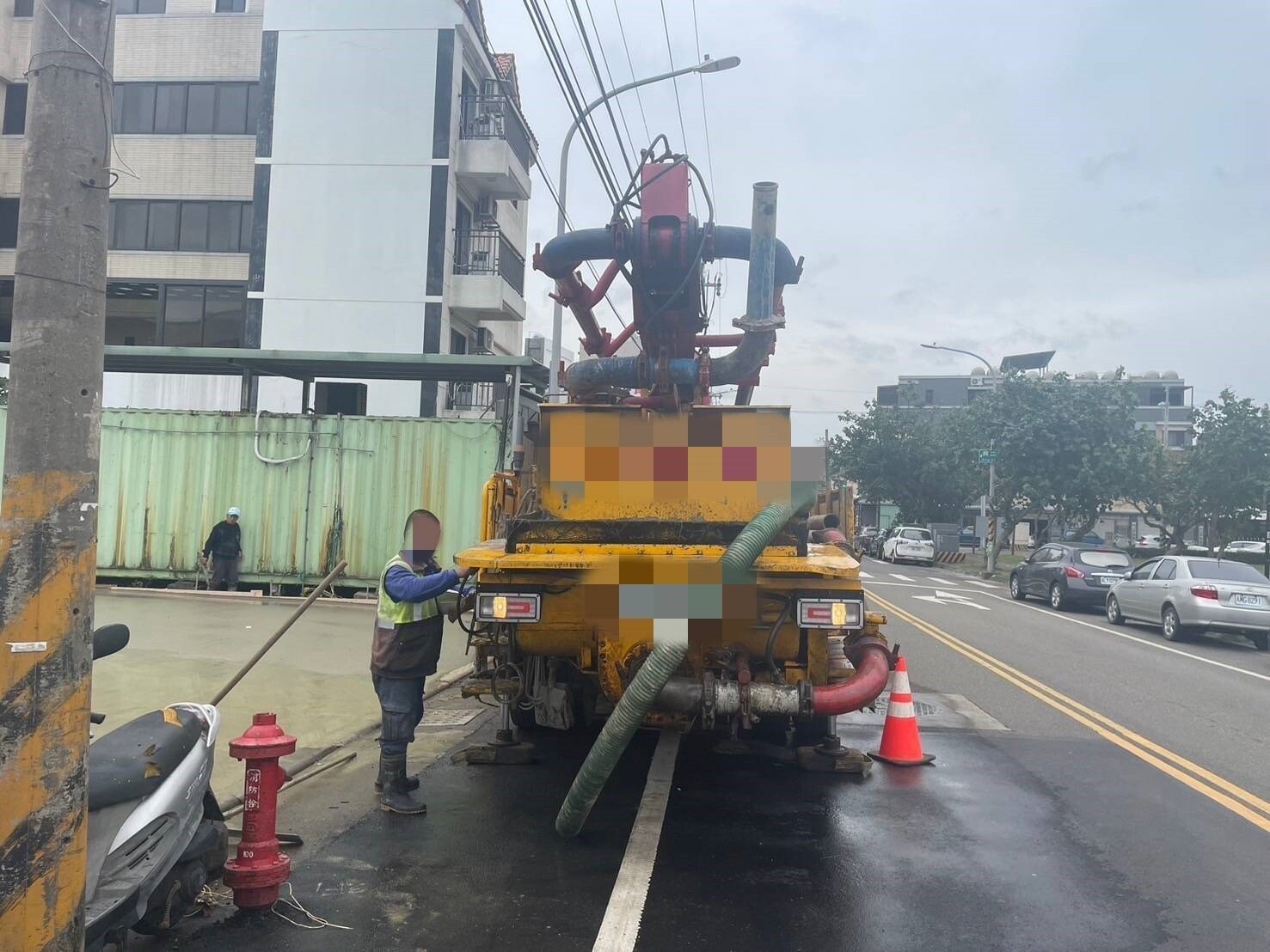 史男為水泥壓送車員工，當時正在操作管子回收水泥作業。圖：讀者提供