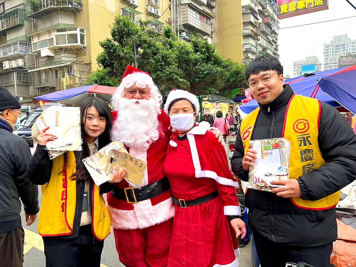 ▼永慶房屋參與四維里聖誕園遊會，在現場贈送磁鐵留言板，還遇到民眾穿著聖誕裝來逛園遊會。