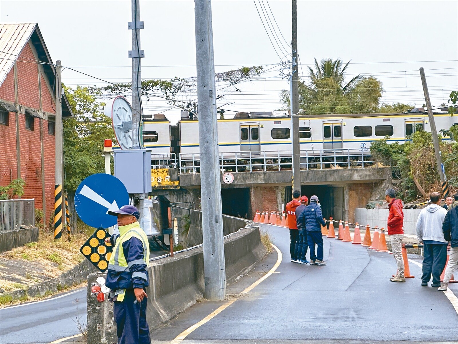 台南仁德區潭稅橋遇上大雨易淹水，路窄車禍也多，立委王定宇等人會勘宣布將新設引道。記者周宗禎／攝影 