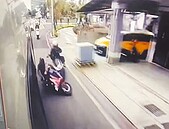 台中男騎士擦撞倒地　遭公車輾斃