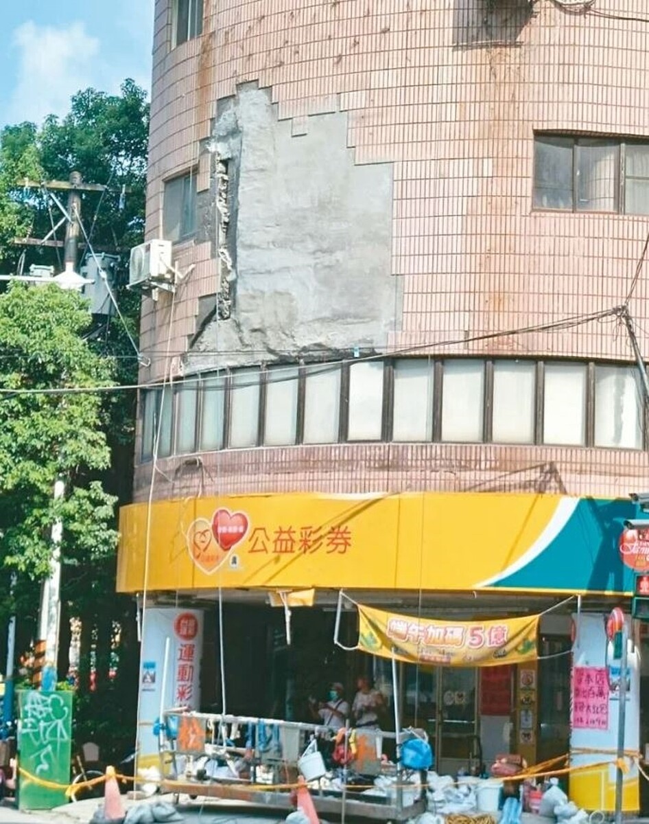 今年8月新北板橋某大樓曾發生轉角大片磁磚掉落，幸好沒發生傷亡或損失。圖／新北工務局提供
