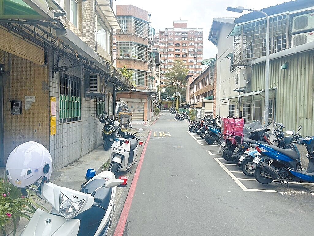 台北市中華路二段巷弄的公寓頂樓加蓋,陳姓男子因天冷使用熱水器不慎,一氧化碳中毒死亡。(民眾提供/李文正台北傳真)