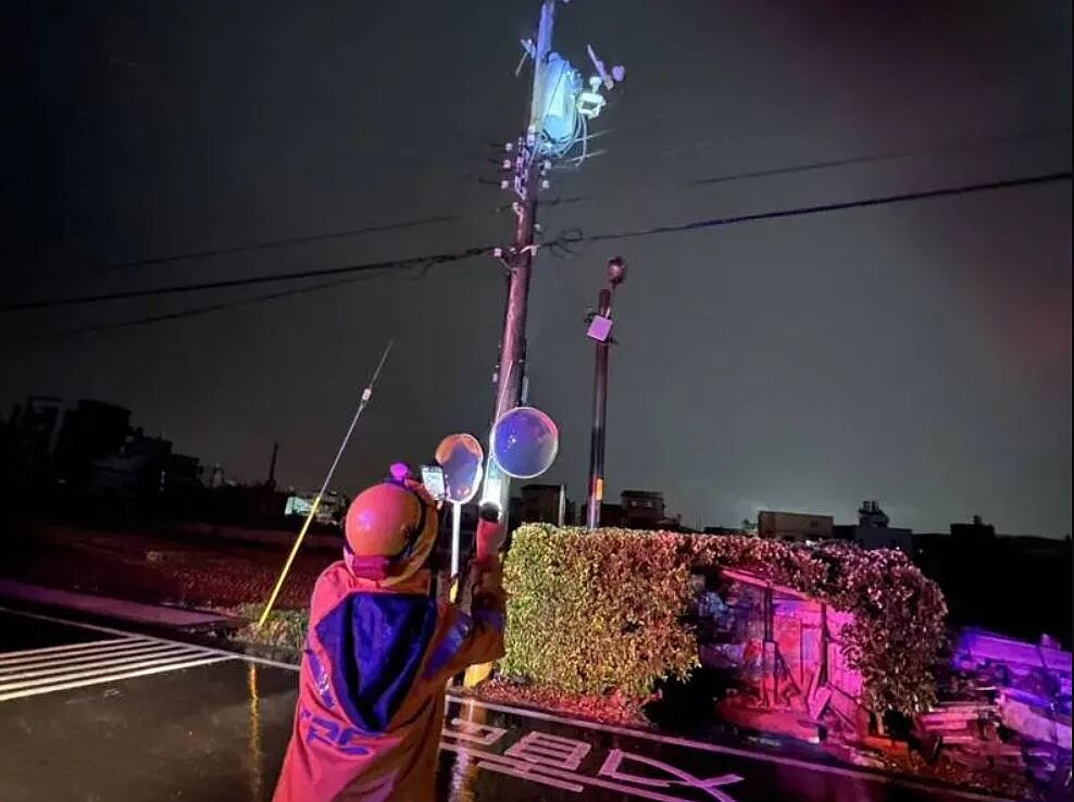 民眾指出看見電桿冒出零星火花,台電人員已趕往現場處理,消防員也在現場警戒中。圖/讀者提供