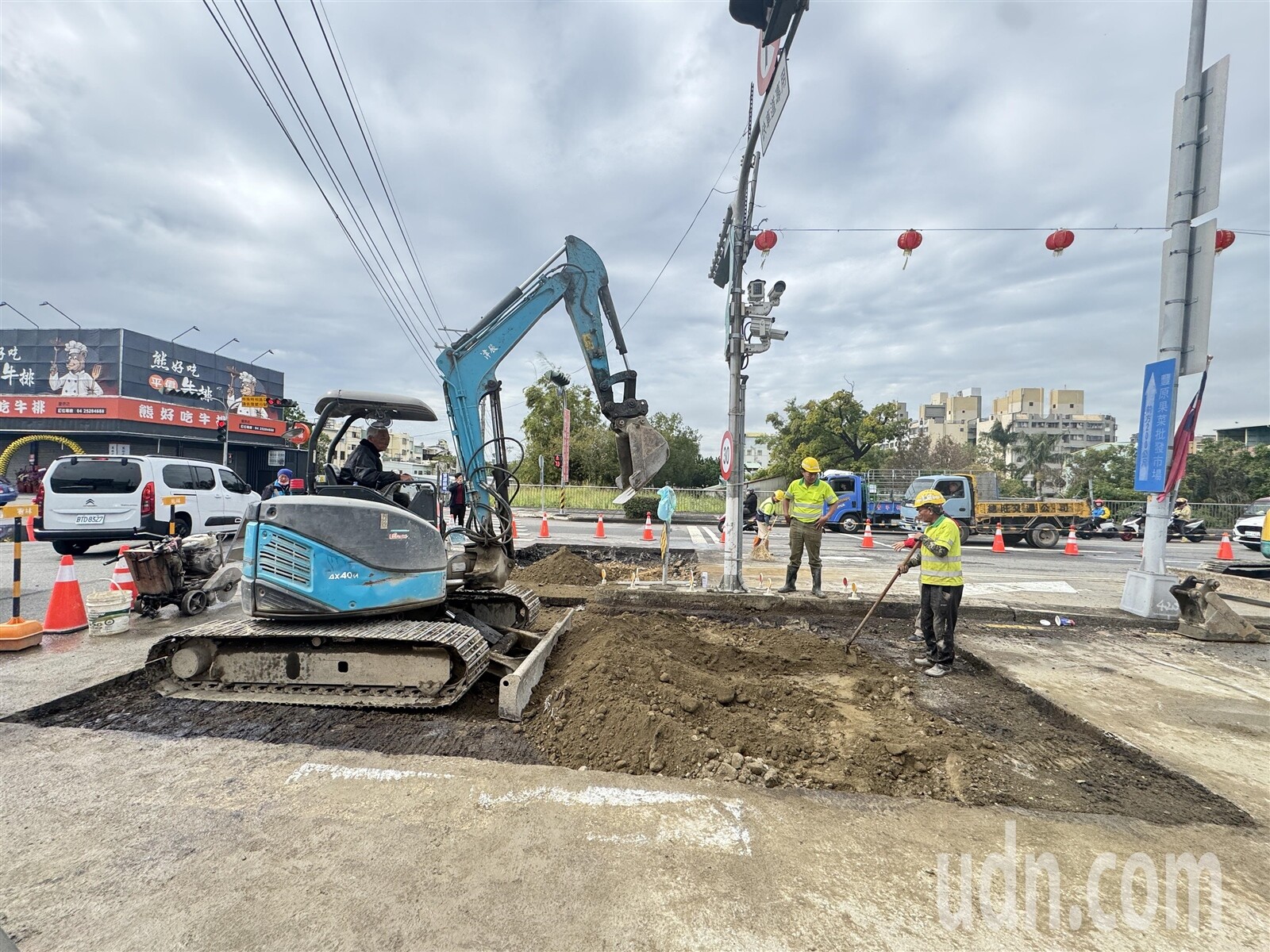 台中市豐原區豐原大道八段東側路面下陷，水公司今天持續搶修中。記者游振昇／攝影 