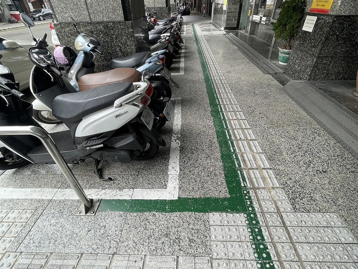 台南市騎樓停放機車採「原則開放、例外禁止」政策。圖/南市府提供