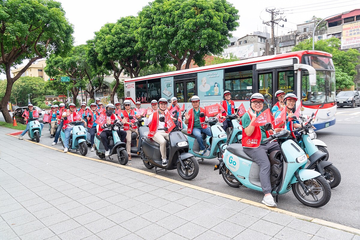 北市房仲公會環保機車迎聖火。圖／台北市不動產仲介公會提供