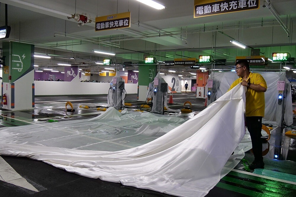 電動車專用防火毯。圖/交通局提供