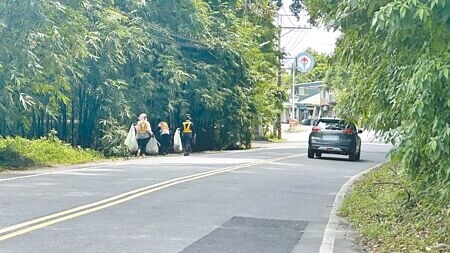 
新北市新店區安康路連接三峽區安坑路，由於位處山區，民眾隨意亂丟垃圾衍生髒亂問題，僅能依靠清潔隊員沿途清掃，但治標不治本。（賀培晏攝）
