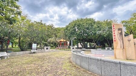 
台南市東山區公所計畫在東山運動公園旁約900坪的市有土地上興建「光電室內親子全齡共融遊戲場」，但前年10月動土，經過近2年連個影都沒有，讓鄉親好失望。（張毓翎攝）
