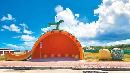
繼全台19縣市後，離島澎湖也將於年底前推出TPASS通勤月票。圖為澎湖的哈密瓜特色公車小站。（本報資料照片）

