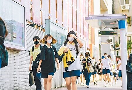 101所私立高中職近日提案,教育部應調漲私立高中職學費來解決超額年金問題。圖為高中職學生放學走出校門。示意照,非新聞事件當事人。(本報資料照片)