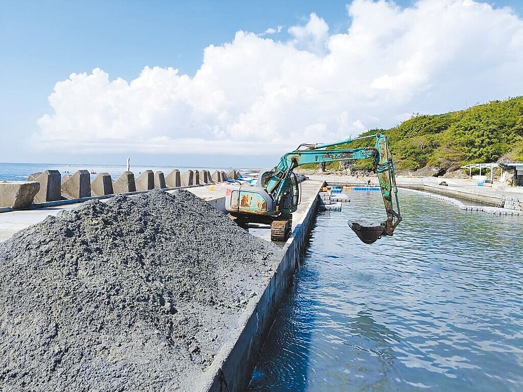 小琉球大福西沙灘及灣仔的工程引發爭議。(鵬管處提供/羅琦文屏東傳真)