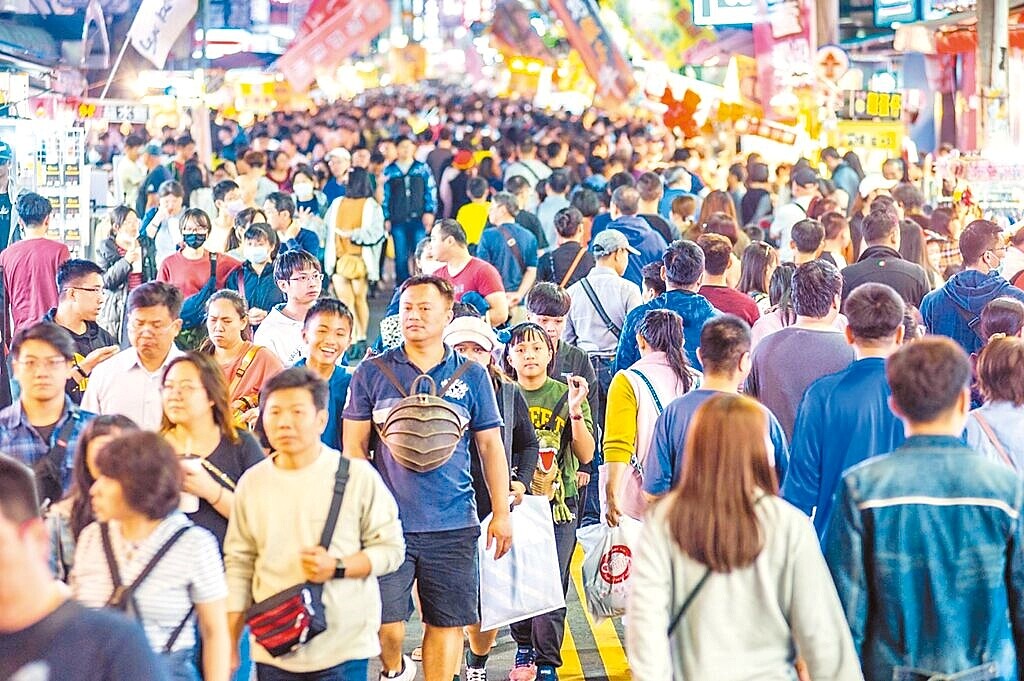 嘉義市家庭可支配所得連5年突破紀錄,2023年達112萬8593元,全台排名第6,另嘉義市營利事業銷售額同樣連續5年創新高,去年達到2898億元,市府指文化路夜市人潮滿滿,顯見民間經濟活力旺盛。(嘉義市政府提供/呂妍庭嘉義傳真)