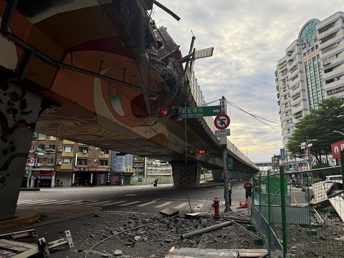 今天凌晨忠孝橋三重往台北方向發生拖板車翻覆的嚴重車禍。（圖擷取自新北市長侯友宜粉絲專頁。）