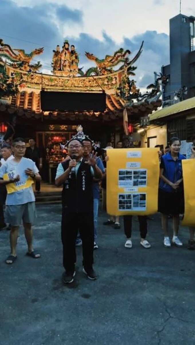 嘉義縣美上美社區居民上百人聚集於社區廟前直指堤防破洞是禍首,要求水利署五河分署賠償,曾任水上鄉長的縣議員王啓澧到場聲援。圖/村長陳皇如提供
