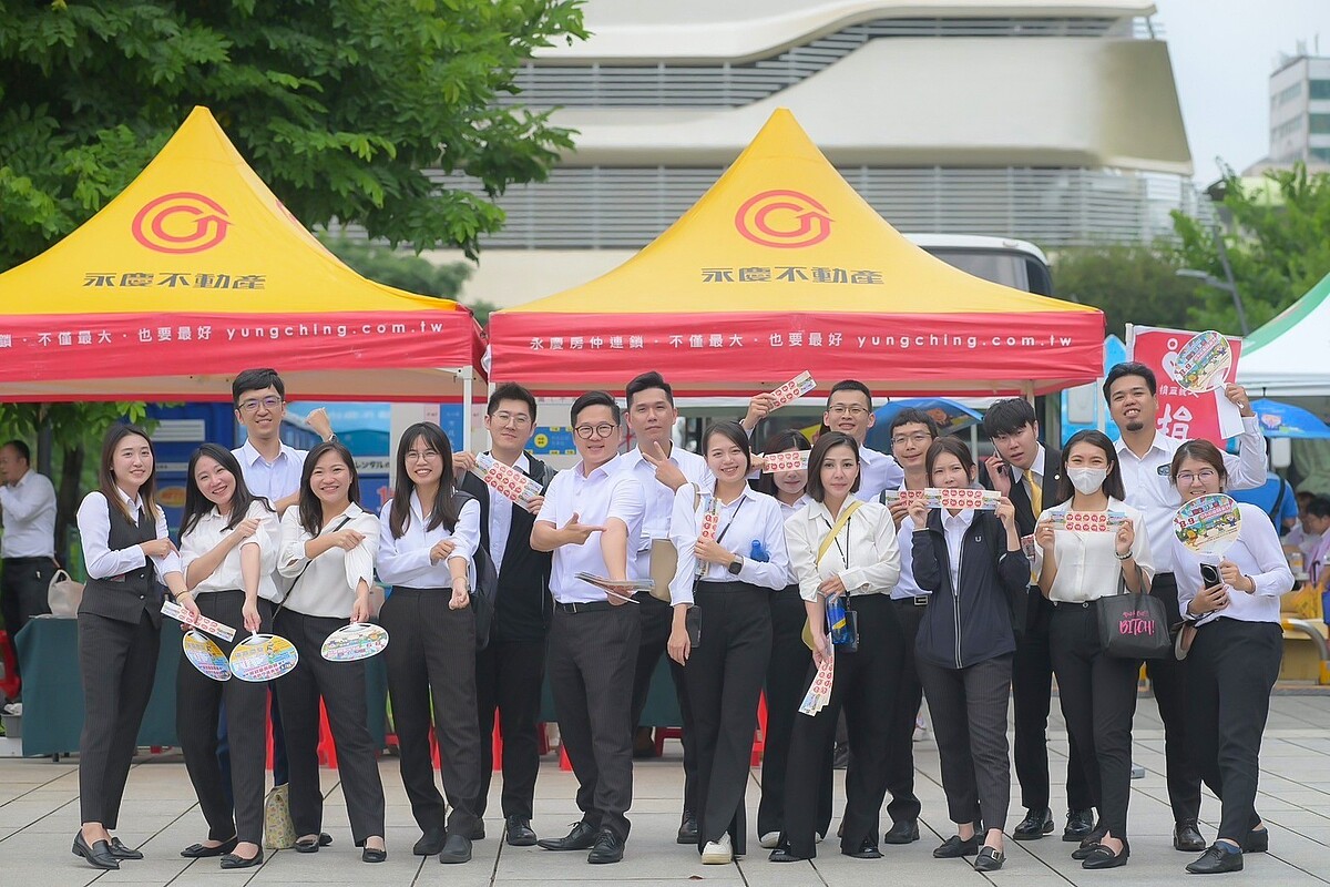 永慶不動產同仁們挽袖捐熱血,為血庫貢獻一份愛心。圖/永慶房產集團提供